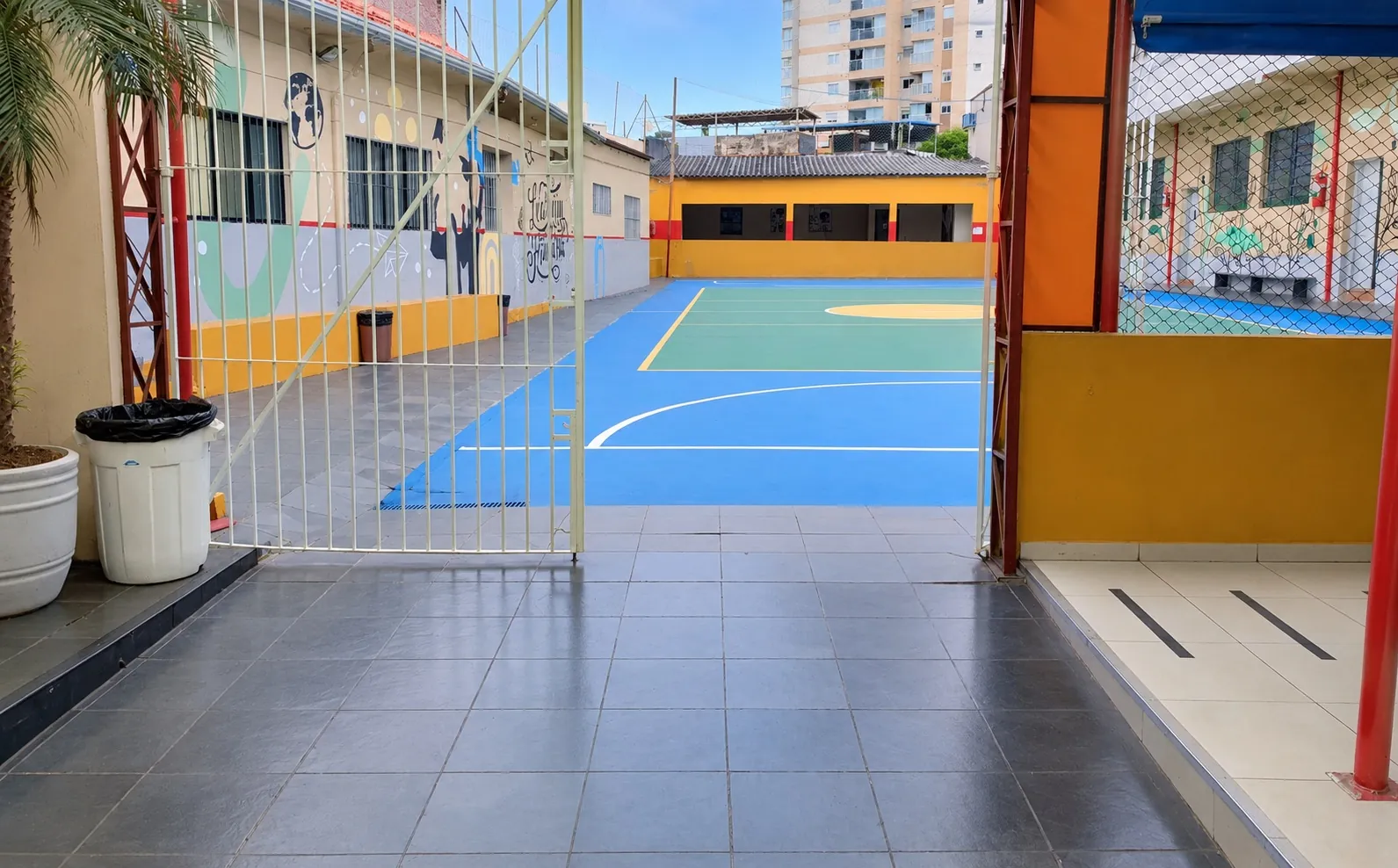 Entrada do colégio com vista para a quadra