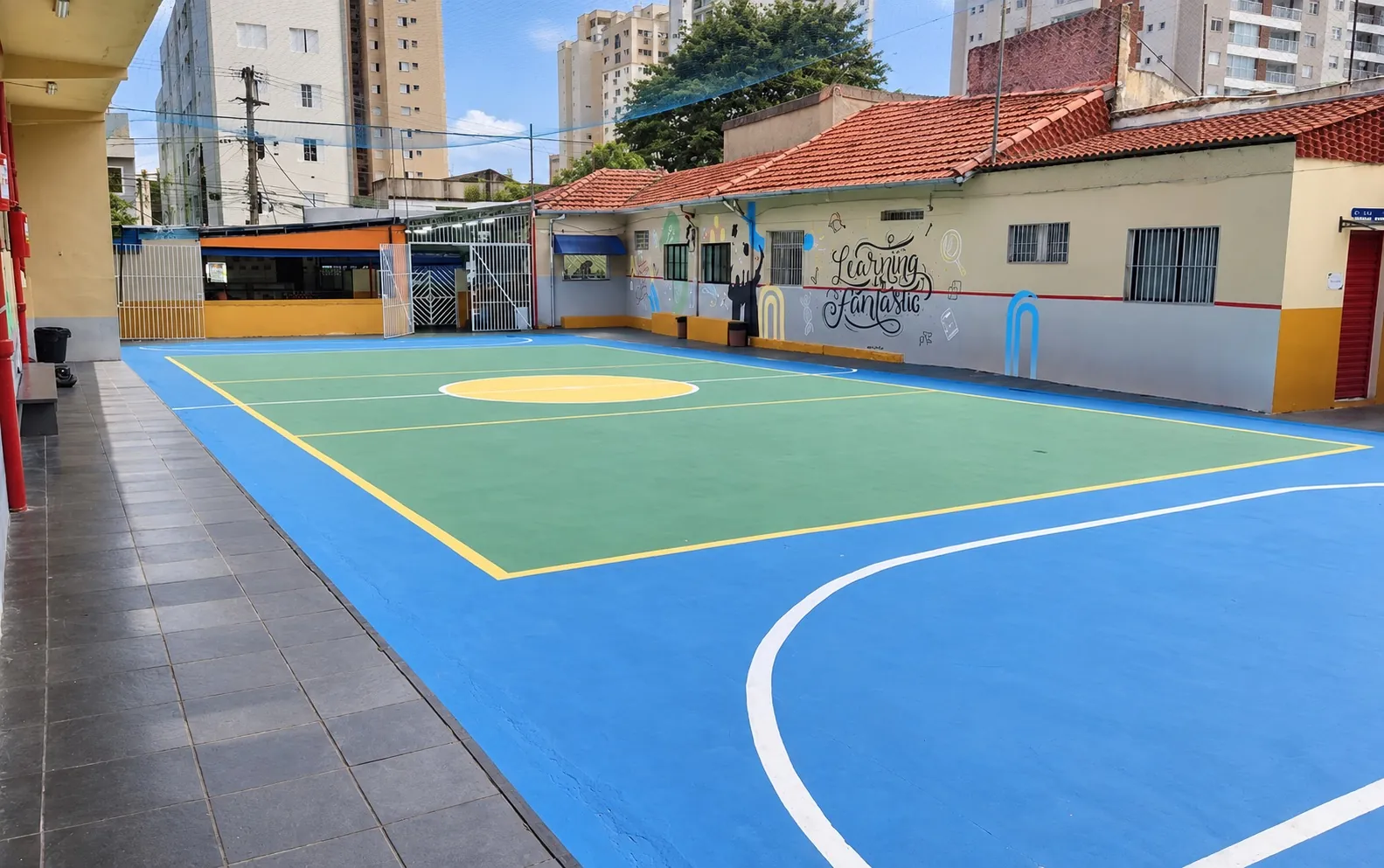 Quadra poliesportiva do colégio